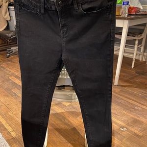 These are Judy Blue LA Skinny fit jeans. Has stretch to fit you perfectly.